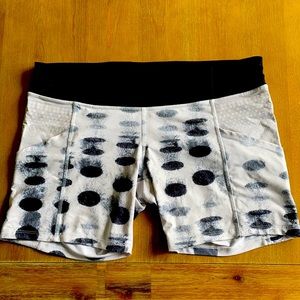 Lululemon shorty short black dot size 12